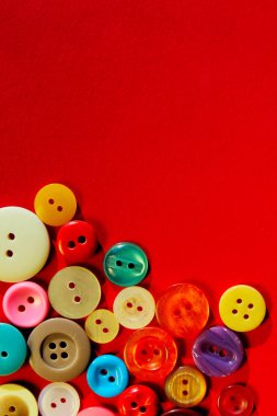 Soyut renkli arkaplan. Kırmızı arkaplan üzerinde çok renkli düğmeler, metin için boşluk kopyala. 