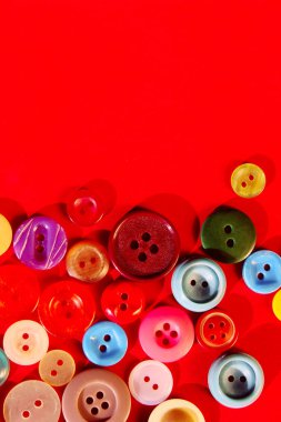 Soyut renkli arkaplan. Kırmızı arkaplan üzerinde çok renkli düğmeler, metin için boşluk kopyala. 