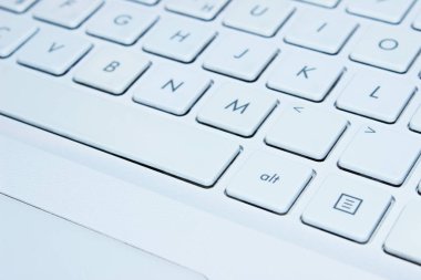 Beyaz dizüstü bilgisayarın bulanık görüntüsü, yaklaşın. Laptop, teknoloji konsepti. 