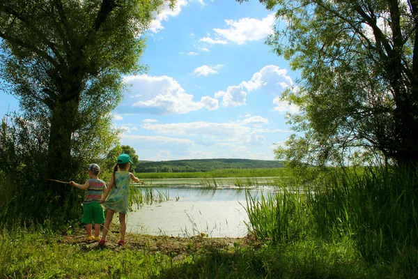 弟弟和妹妹在河边摇曳着 回头看 自然的概念 户外儿童 — 图库照片