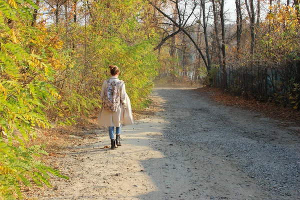 Mujer Joven Caminando Aire Libre Retrato Larga Duración Adolescente Caminando —  Fotos de Stock