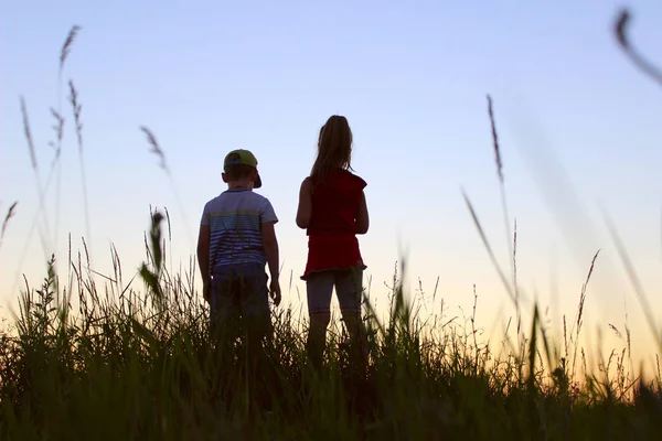 Imagen Borrosa Niños Jugando Aire Libre Sobre Fondo Azul Del —  Fotos de Stock