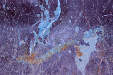 Koyu gri bir duvarda mavi boya lekeleri, bulanık bir görüntü. Soyut doku arkaplanı.