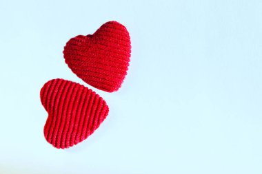 Açık mavi arkaplanda iki kırmızı kalp ve metin için bir sürü kopya alanı. Soyut aşk arkaplanı. Aşk, ilişkiler, Sevgililer Günü konsepti.