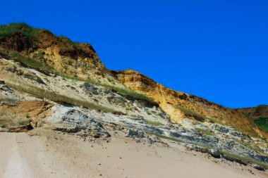 Dağın tepesinde mavi gökyüzü arka planında, kırpılmış atış. Taş dokusu. Güzel doğa arkaplanı.