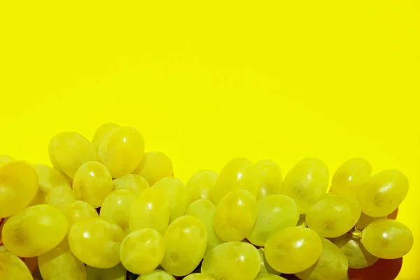 Banda Zielonych Winogron Żółtym Tle Streszczenie Tła Żywności Dużą Ilością — Zdjęcie stockowe