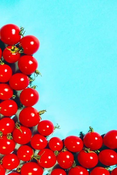 Tomates Rojos Cereza Sobre Fondo Azul Imagen Vertical Fondo Colorido —  Fotos de Stock