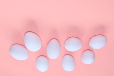 Pembe arka planda beyaz yumurtalar. Soyut gıda geçmişi. Yemek, Paskalya, tatil konsepti.