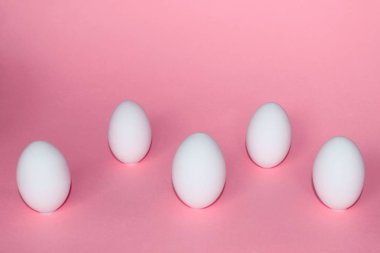 Pembe arka planda beyaz yumurtalar. Soyut gıda geçmişi. Yemek, Paskalya, tatil konsepti.