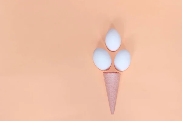 Горизонтальное Изображение Белых Яиц Вафельного Конуса Розовом Фоне Абстрактный Пищевой — стоковое фото