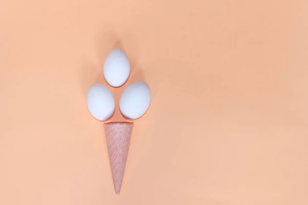 Pembe Arka Planda Beyaz Yumurta Gofret Külahının Yatay Görüntüsü Soyut — Stok fotoğraf
