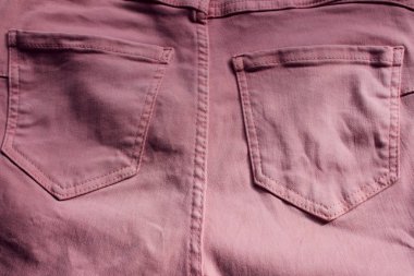 Kırışık pembe kot pantolon, arka görüş. Denim doku arka planı. Soyut arkaplan.