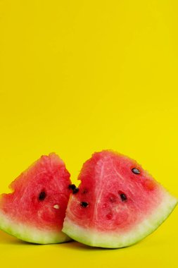 Kesilmiş karpuz. Renkli yemek geçmişi. Renkli arkaplanda bir parça karpuz ve metin için bir sürü kopya alanı. 