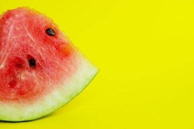 Kesilmiş karpuz. Renkli yemek geçmişi. Renkli arkaplanda bir parça karpuz ve metin için bir sürü kopya alanı. 