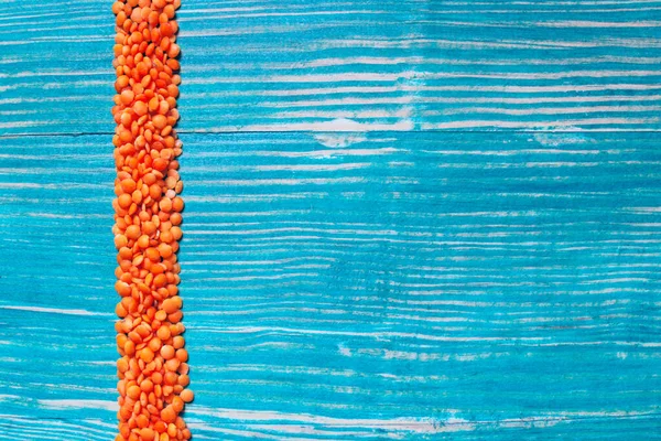 Renkli Yemek Geçmişi Mavi Ahşap Arka Planda Kırmızı Mercimek Yazı — Stok fotoğraf