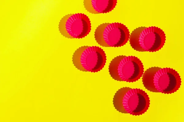 Cortadores Biscoito Silicone Vermelho Fundo Amarelo Cenário Colorido Abstrato Visão — Fotografia de Stock