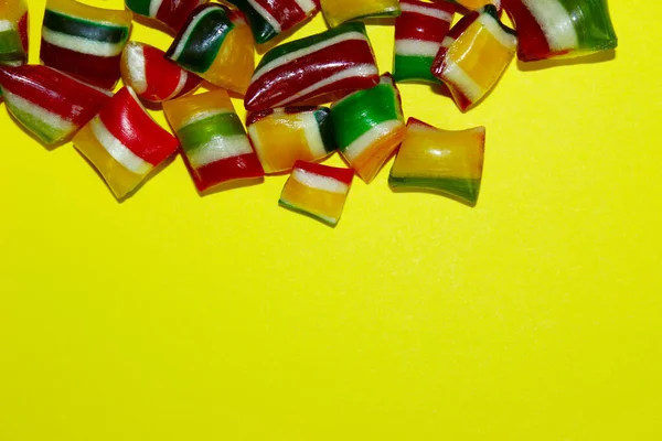 Farbige Karamellbonbons Auf Gelbem Hintergrund Desserts Süßigkeiten Essenskonzept Farbenfroher Hintergrund — Stockfoto