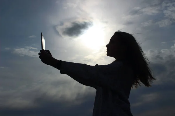 Joven Adolescente Tomar Una Foto Tableta Retrato Niña Aire Libre —  Fotos de Stock