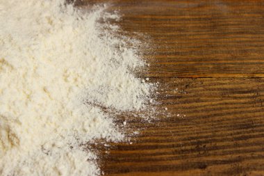 Kahverengi ahşap bir masanın üzerine saçılmış un. Mutfak, pişirme, pişirme konsepti.