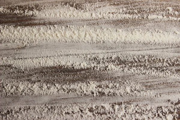 木製の背景に白い小麦粉のぼやけたイメージ 概要食品の背景 白い粉の質感の背景 — ストック写真