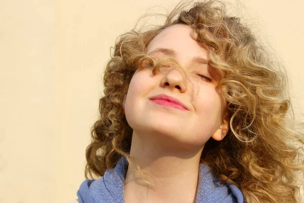 Retrato Una Joven Adolescente Feliz Rizada Sonriendo Con Los Ojos — Foto de Stock