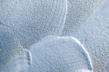 Gümüş boyanmış duvar dokusu arkaplanının bulanık görüntüsü, metin için boşluk. Soyut doku arkaplanı.