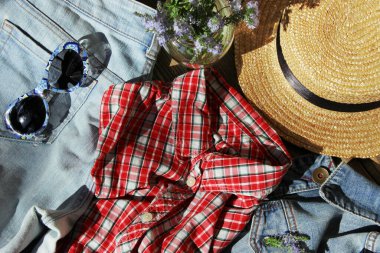Moda kıyafetleri, üst manzara, düz yatak. Alışveriş, seyahat, tatil konsepti.