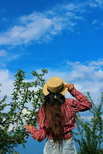 Chica Morena Joven Con Sombrero Verano Camisa Roja Vaqueros Azules —  Fotos de Stock
