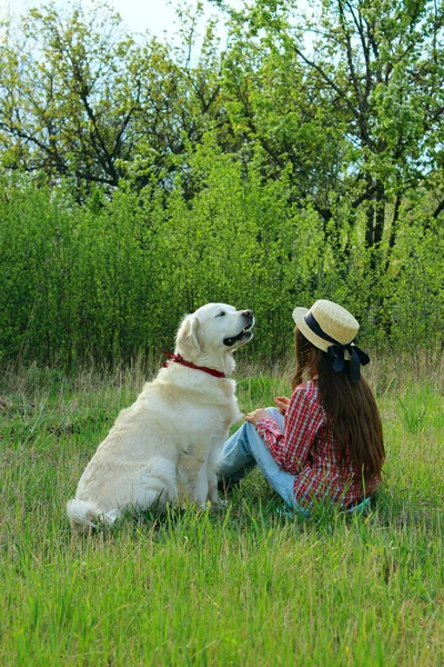 Genç Kız Köpeği Yeşil Çimlerin Üzerinde Oturuyorlar Evcil Hayvan Sahibi — Stok fotoğraf