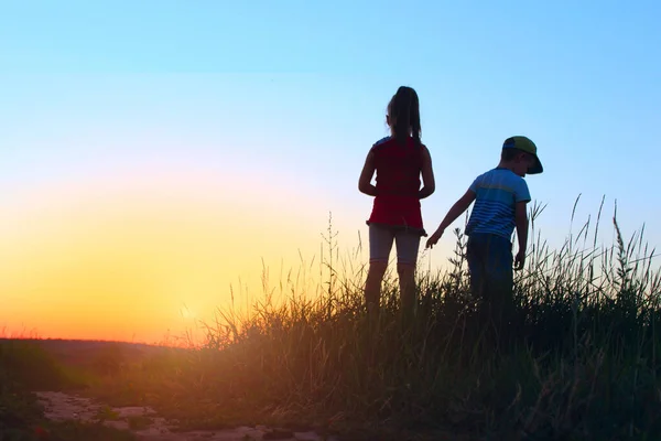 Imagen Borrosa Niños Jugando Aire Libre Sobre Fondo Azul Del —  Fotos de Stock