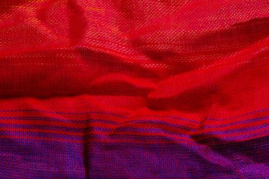 Kırmızı ve mor kumaş arka planının yatay görüntüsü. Kırmızı ve mor renkli tekstil arkaplanı, metin için boşluk.