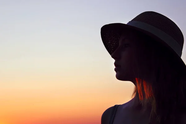 Silhouette Floue Adolescente Portant Chapeau Soleil Regardant Vers Gauche Près — Photo