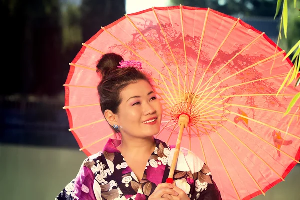 Ulusal elbiseli kız