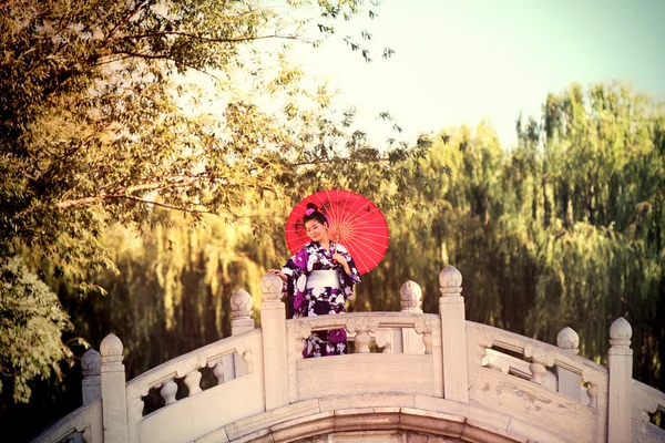 Ulusal elbiseli kız