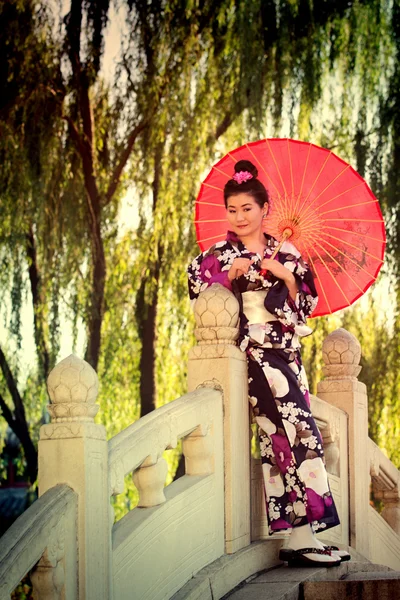 Ulusal elbiseli kız