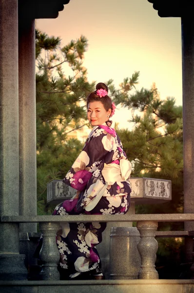 Ulusal elbiseli kız