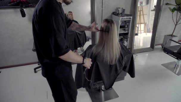 Барбер Обрізає Стилює Волосся Застрелений Часток — стокове відео