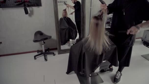 Coiffeur Fait Coupe Coiffage Des Cheveux Tourné Ips — Video