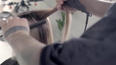 Berber saç kesme ve şekillendirme yapar. 50 fps 'den vuruldu.