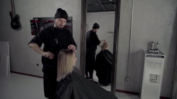 Barber Does Hair Cutting Styling Shot Fps — Stock Video