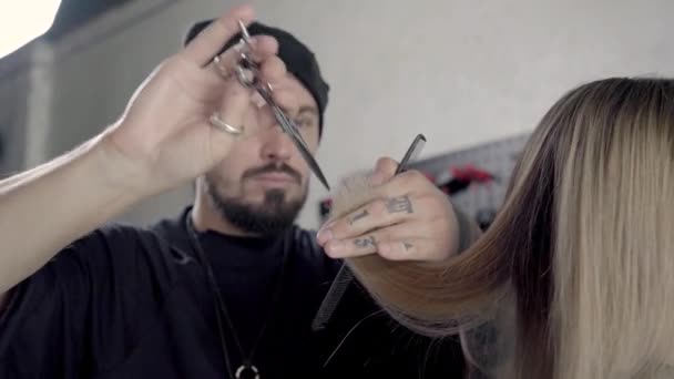 Барбер Обрізає Стилює Волосся Застрелений Часток — стокове відео