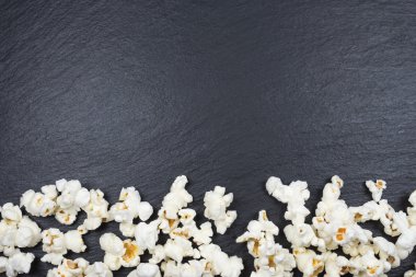 siyah bir arka plan üzerinde patlamış mısır