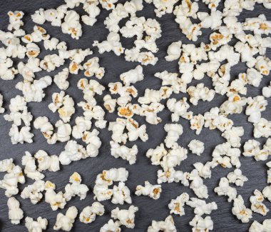 siyah bir arka plan üzerinde patlamış mısır