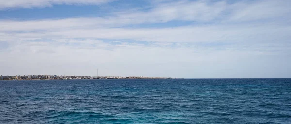 Vista de la ciudad Hurghada desde el mar rojo — Foto de Stock
