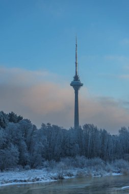 güzel bir kış günü ve Tv Kulesi hoarfrost içinde kış manzara ağaçlar