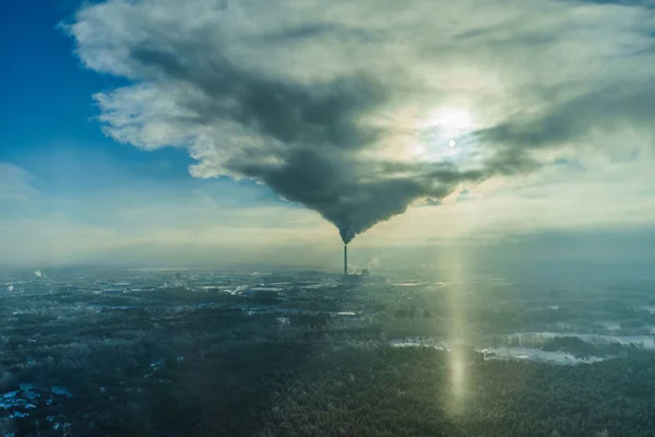 Luchtverontreiniging rook uit de fabriek met winter achtergrond en pijpen — Stockfoto