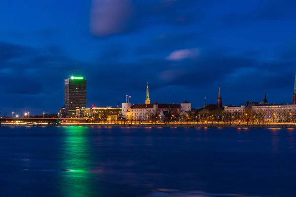 Riga, Letónia à noite com longa exposição — Fotografia de Stock