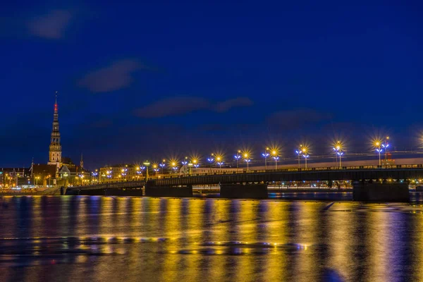 Панорама освещённого моста в Риге, Латвия — стоковое фото