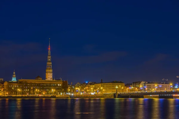 Riga, Lettland på natten med lång exponering — Stockfoto