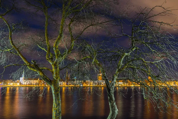 里加，拉脱维亚在晚上与长时间曝光 — 图库照片